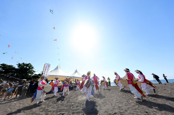 9일 오전 제주 서귀포시 하효마을 쇠소깍에서 ‘제19회 쇠소깍 축제’ 식전 행사로 제주의 전통 배인 ‘테우’를 건조해 물에 띄우는 진수식 축하 행사가 열리고 있다. 2023.9.9 연합뉴스