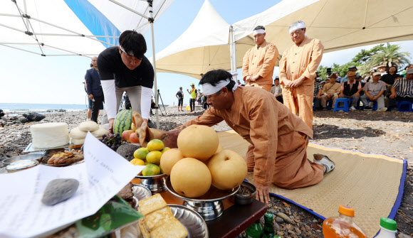 9일 오전 제주 서귀포시 하효마을 쇠소깍에서 ‘제19회 쇠소깍 축제’ 식전 행사로 제주의 전통 배인 ‘테우’를 건조해 물에 띄우는 진수식이 열리고 있다. 사진은 하효마을 관계자들이 무사고를 기원하는 제를 올리는 모습. 2023.9.9 연합뉴스