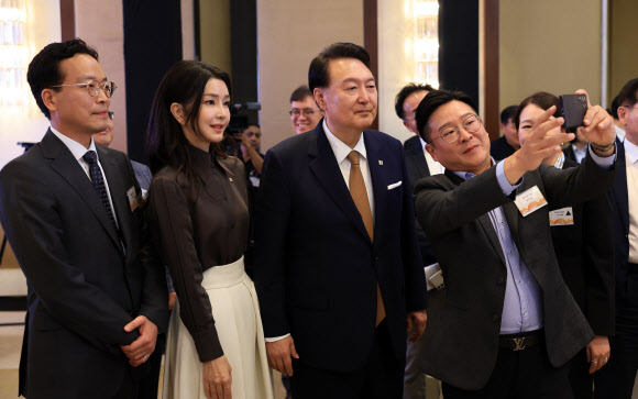 윤석열 대통령과 김건희 여사가 8일(현지시간) 뉴델리 한 호텔에서 열린 인도 동포 초청 만찬 간담회에서 참석자들과 기념사진을 찍고 있다. 2023.9.9. 공동취재