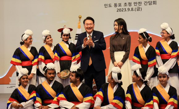 윤석열 대통령과 김건희 여사가 8일(현지시간) 뉴델리 한 호텔에서 열린 인도 동포 초청 만찬 간담회에서 주인도한국문화원 사물놀이팀과 기념촬영을 하고 있다. 2023.9.9. 공동취재