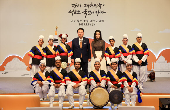 윤석열 대통령과 김건희 여사가 8일(현지시간) 뉴델리 한 호텔에서 열린 인도 동포 초청 만찬 간담회에서 주인도한국문화원 사물놀이팀과 기념촬영을 하고 있다. 2023.9.9. 공동취재