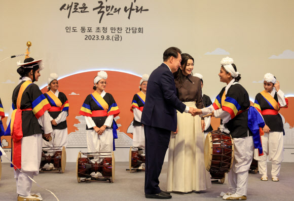 윤석열 대통령과 김건희 여사가 8일(현지시간) 뉴델리 한 호텔에서 열린 인도 동포 초청 만찬 간담회에서 주인도한국문화원 사물놀이팀의 문화공연을 관람한 뒤 격려하고 있다. 2023.9.9. 공동취재