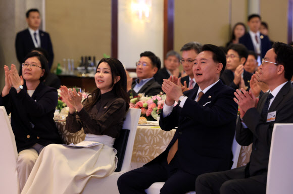 윤석열 대통령과 김건희 여사가 8일(현지시간) 뉴델리 한 호텔에서 열린 인도 동포 초청 만찬 간담회에서 주인도한국문화원 사물놀이팀의 문화공연을 관람하며 박수치고 있다. 2023.9.9. 공동취재