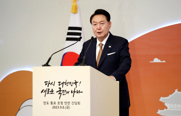 윤석열 대통령이 8일(현지시간) 뉴델리 한 호텔에서 열린 인도 동포 초청 만찬 간담회에서 격려사를 하고 있다. 2023.9.9 연합뉴스
