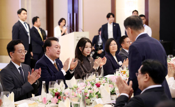 윤석열 대통령과 김건희 여사가 8일(현지시간) 뉴델리 한 호텔에서 열린 인도 동포 초청 만찬 간담회에서 박의돈 재인도한인회총연합회장의 동포 사회 소개에 박수치고 있다. 2023.9.9 연합뉴스