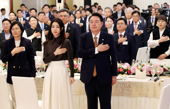 윤석열 대통령과 김건희 여사가 8일(현지시간) 뉴델리 한 호텔에서 열린 인도 동포 만찬 간담회에서 국기에 경례하고 있다. 2023.9.9 연합뉴스