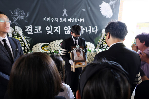 악성민원으로 세상을 뜬 대전 초등 교사의 유족들이 9일 오전, 교사가 재직하던 유성구 한 초등학교에 들러 마지막 인사를 하고 있다. 학교에 마련된 추모공간 앞에서 유족들이 눈물을 흘리고 있다. 2023.9.9 연합뉴스