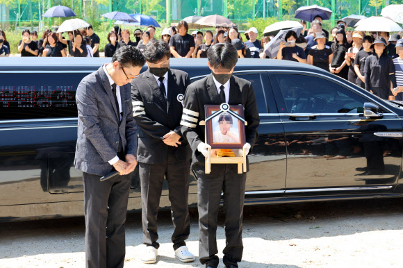 악성민원으로 세상을 뜬 대전 초등 교사의 운구 차량이 9일 오전 생전 교사가 재직하던 유성구 한 초등학교에 들어서고 있다. 2023.9.9 연합뉴스
