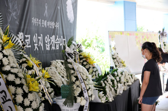 악성민원으로 세상을 뜬 대전 초등 교사의 추모공간이 마련된 유성구 한 초등학교에 9일 오전 방문한 한 어린이가 추모하고 있다. 2023.9.9 연합뉴스
