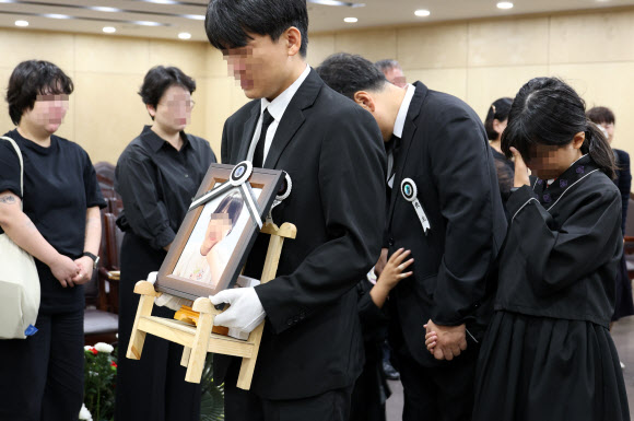 악성민원으로 극단적 선택을 한 대전 초등 교사의 발인식이 9일 오전 대전 서구 한 장례식장에서 엄수되고 있다. 2023.9.9 연합뉴스