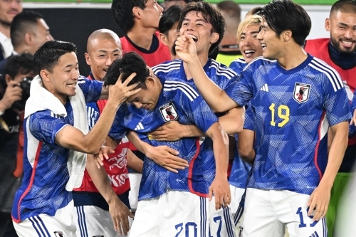 일본 축구 대표팀 선수들이 독일과의 평가전에서 골을 넣은 뒤 기뻐하고 있다. EPA 연합뉴스