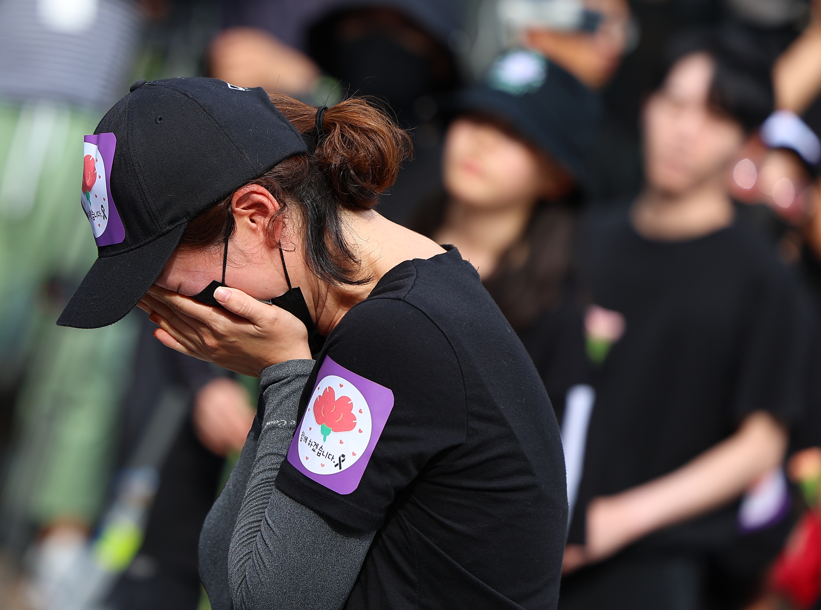 서울 서이초등학교 교사의 49재 추모일인 4일 오후 서울 여의도 국회 앞에서 열린 추모 집회에서 한 참가자가 헌화하며 오열하고 있다. 연합뉴스