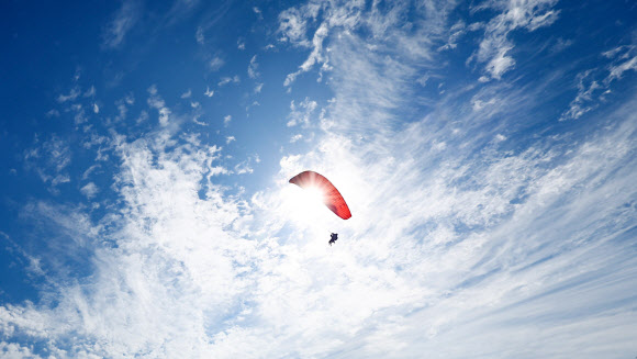 10일 경북 포항시 칠포해수욕장 상공에 패러글라이더가 날고 있다. 2023.9.10 연합뉴스