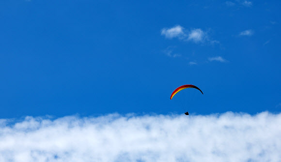 10일 경북 포항시 칠포해수욕장 상공에 패러글라이더가 날고 있다. 2023.9.10 연합뉴스