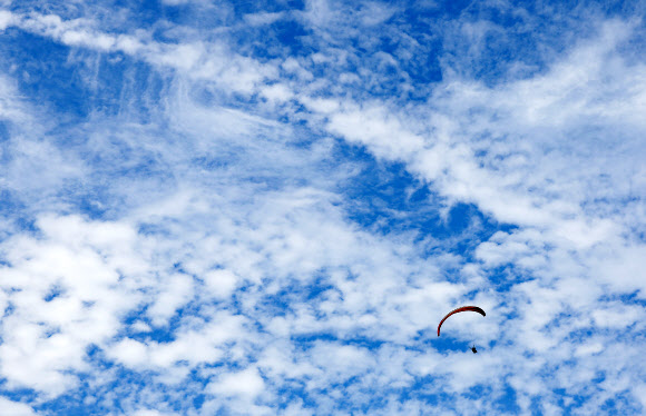 10일 경북 포항시 칠포해수욕장 상공에 패러글라이더가 날고 있다. 2023.9.10 연합뉴스