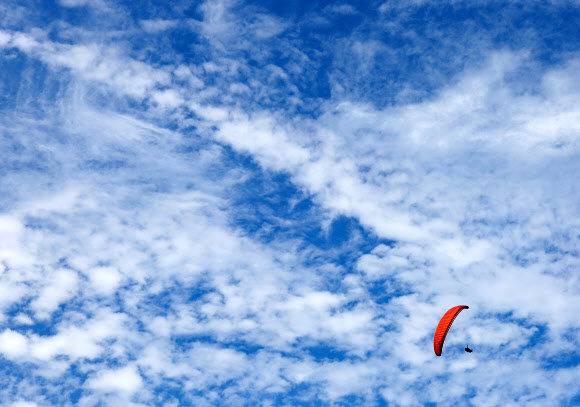 10일 경북 포항시 칠포해수욕장 상공에 패러글라이더가 날고 있다. 2023.9.10 연합뉴스