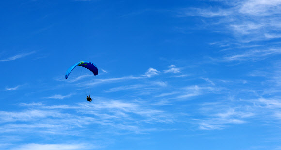 10일 경북 포항시 칠포해수욕장 상공에 패러글라이더가 날고 있다. 2023.9.10 연합뉴스