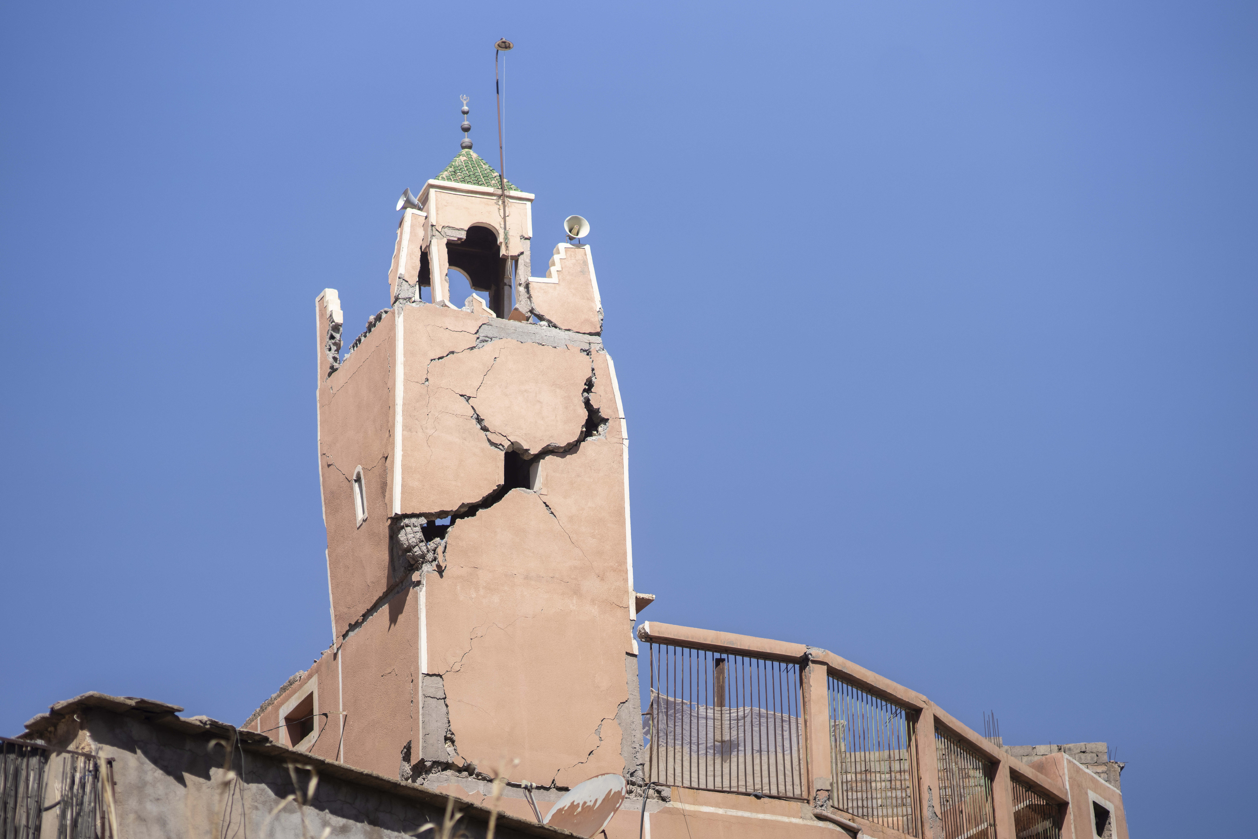 물라이브라힘에 있는 이슬람교 사원인 모스크의 첨탑 ‘미나레트’가 지진으로 커다란 금이 가 있다. 물라이브라힘 AP 연합뉴스