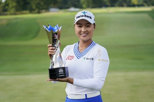 11일(한국시간) 미국 오하이오주 신시내티의 켄우드CC에서 열린 미국 여자프로골프(LPGA) 투어 크로거 퀸 시티 챔피언십에서 연장 승부 끝에 시즌 첫 우승을 차지한 호주 교포 이민지가 트로피를 들어 올리고 있다. 신시내티 AP 연합뉴스