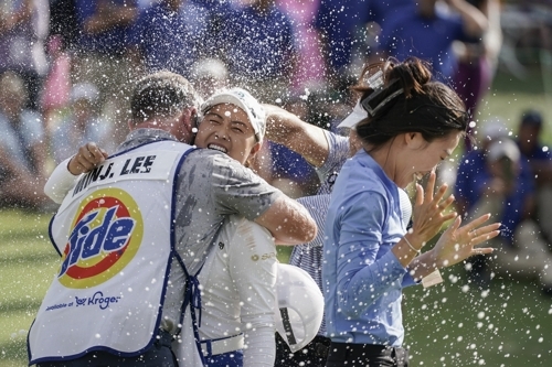 미국여자프로골프(LPGA) 투어 크로거 퀸시티 챔피언십에서 연장 승부 끝에 우승을 확정지은 호주 교포 이민지가 우승을 합작한 캐디와 함께 기뻐하고 있다. AP 연합뉴스