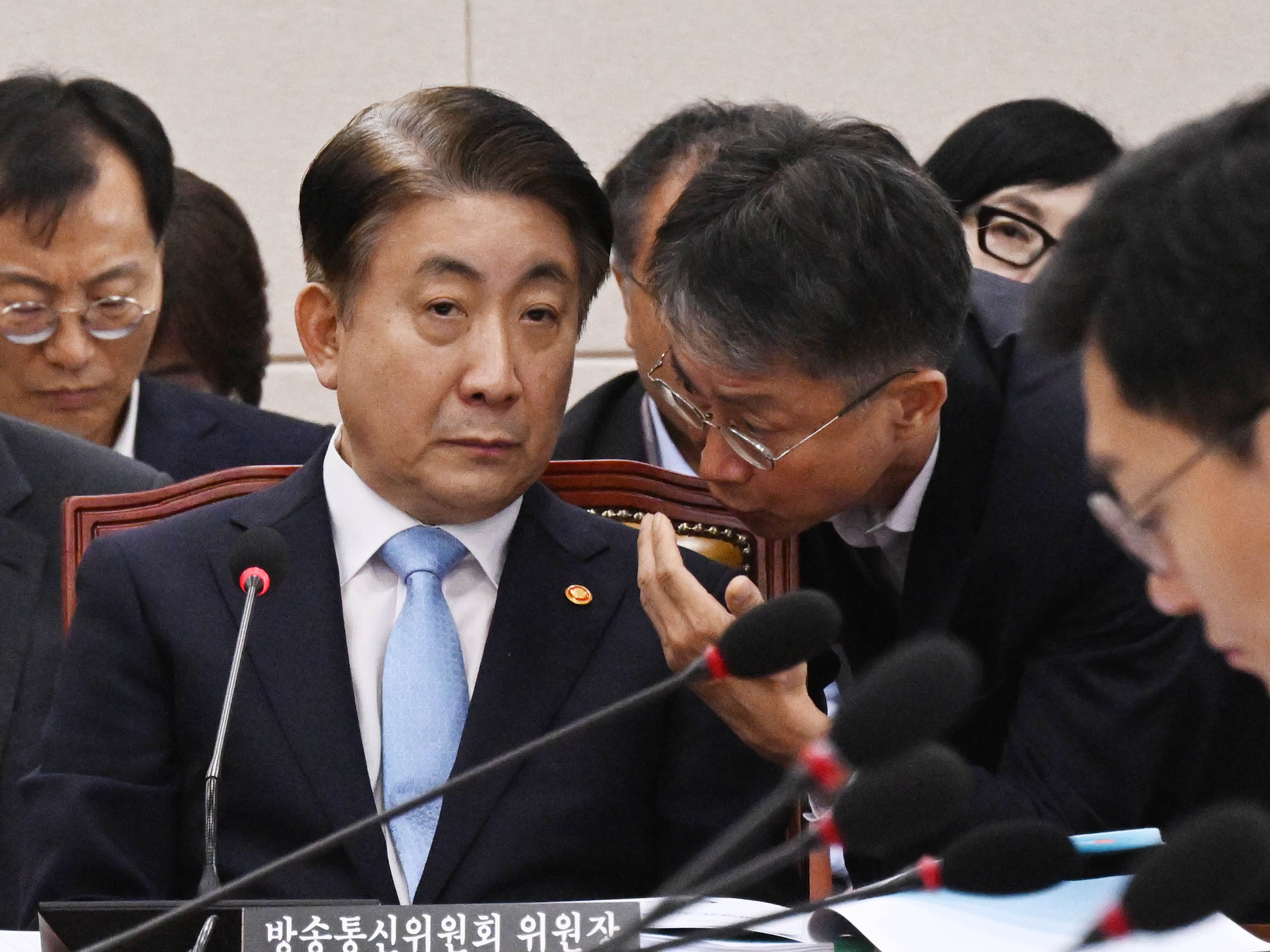 4일 국회에서 열린 과학기술방송통신위원회 전체회의에서 이동관 방송통신위원장이 직원과 대화를 하고 있다. 2023.9.4 안주영 전문기자