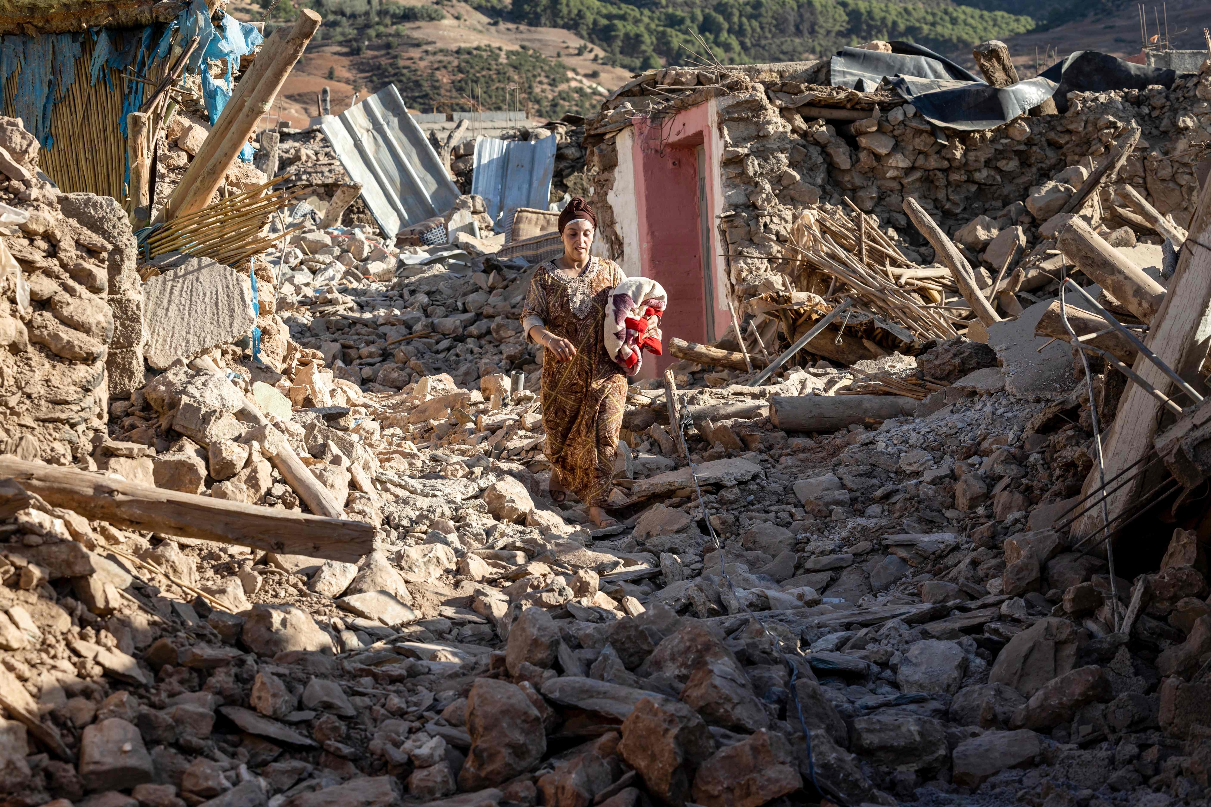 9일(현지시간) 모로코 마라케시 남서부 타페가테 산골 마을에서 한 여성이 지진으로 무너진 마을 주변을 지나고 있다. 2023.9.9 AFP 연합뉴스