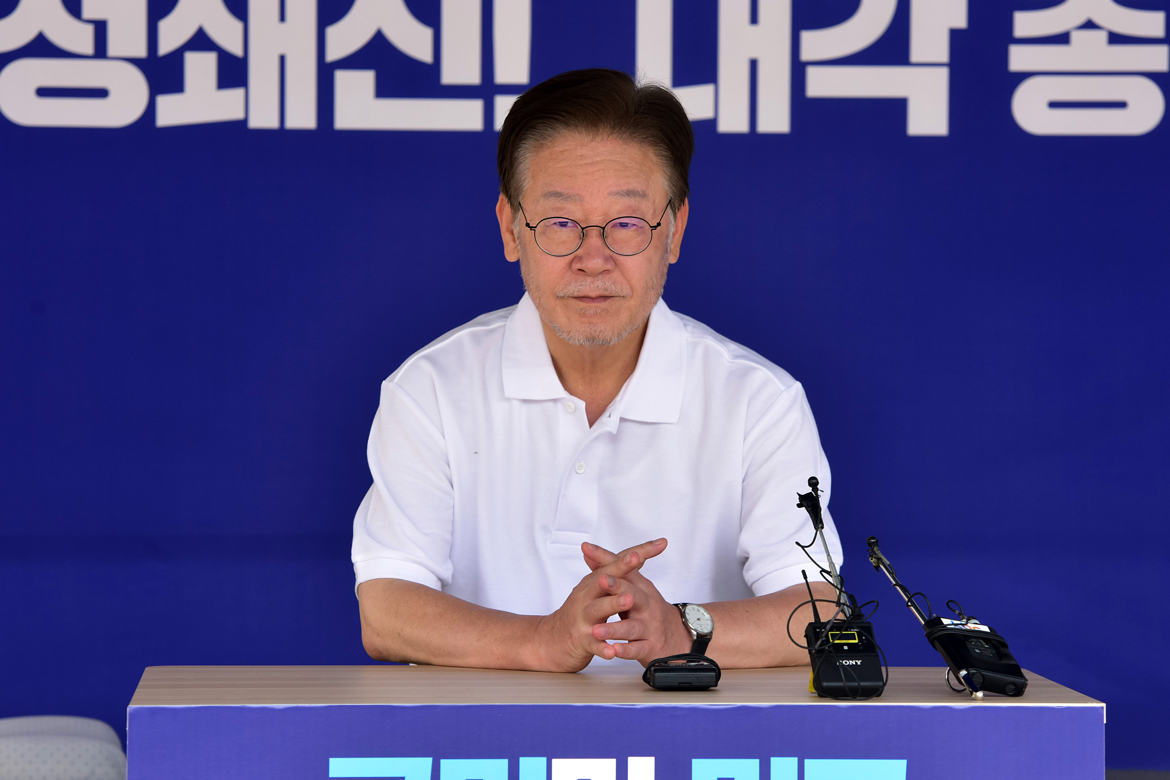 단식 12일 차인 더불어민주당 이재명 대표가 11일 서울 여의도 국회 본청 앞 단식투쟁천막으로 나와 앉아있다.  (이날 이대표는 단식투쟁천막에서 열린 최고위원회의에 참석하지 못했다.) 2023.9.11안주영 전문기자