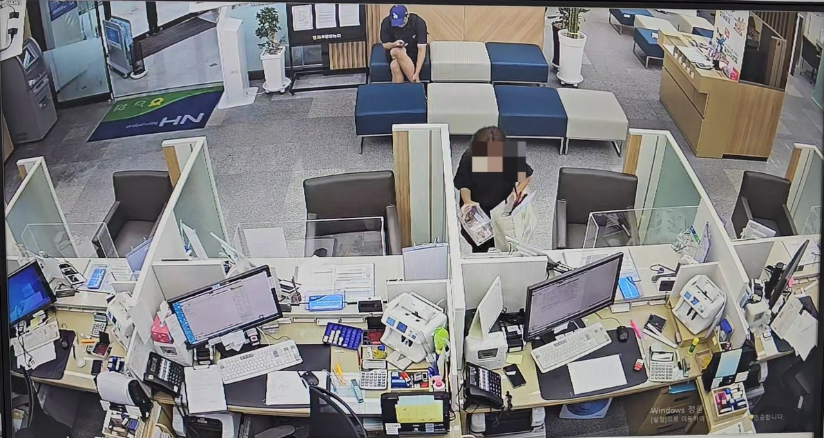 제주시내 은행 창구 옆 사랑의 모금함을 훔치는 40대 여성의 모습. 제주동부경찰서 제공 영상 캡처
