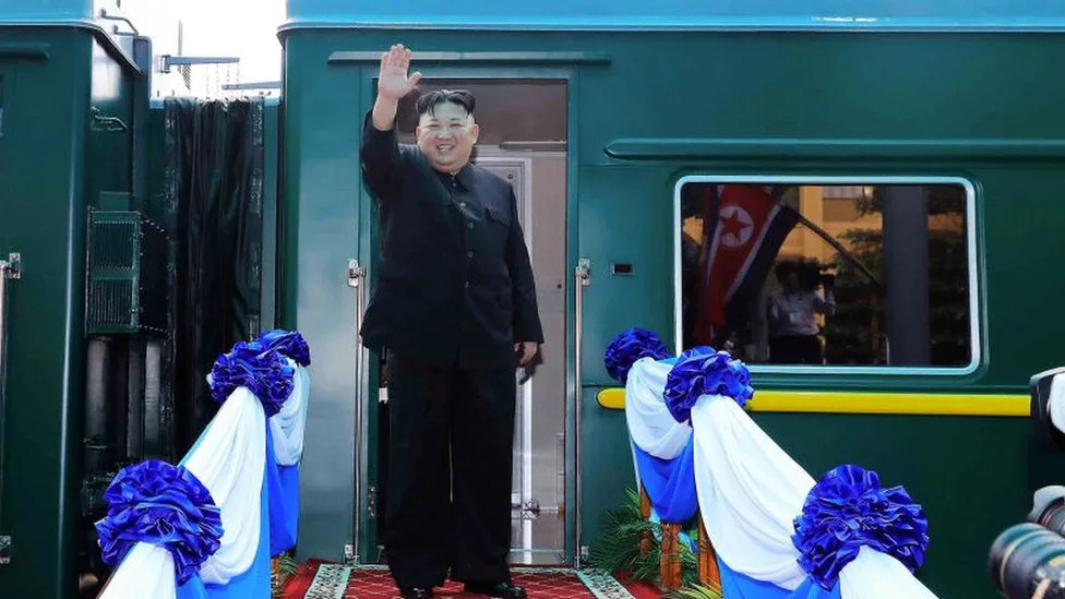 김정은 북한 국무위원장이 지난 2019년 2월 13일 베트남 하노이를 향해 평양을 떠나는 전용열차에 올라 환송하는 이들에게 손을 흔들고 있다. 조선중앙통신 제공 AP 자료사진