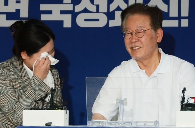 이재명 더불어민주당 대표의 단식 농성장을 찾은 박지현 전 공동비상대책위원장. 연합뉴스