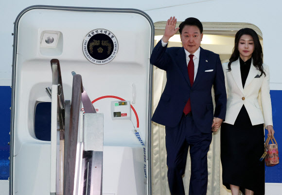 인도네시아 아세안(ASEAN)·인도 주요 20개국(G20) 정상회의 일정을 마친 윤석열 대통령과 부인 김건희 여사가 11일 오전 성남 서울공항을 통해 귀국, 전용기인 공군 1호기에서 내리며 영접객들에게 손을 들어 인사하고 있다. 2023.9.11 연합뉴스