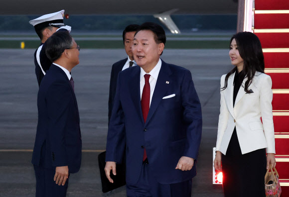 인도네시아 아세안(ASEAN)·인도 주요 20개국(G20) 정상회의 일정을 마친 윤석열 대통령과 김건희 여사가 11일 오전 성남 서울공항을 통해 귀국, 전용기인 공군 1호기에서 내린 뒤 영접객들과 인사하고 있다. 2023.9.11 연합뉴스