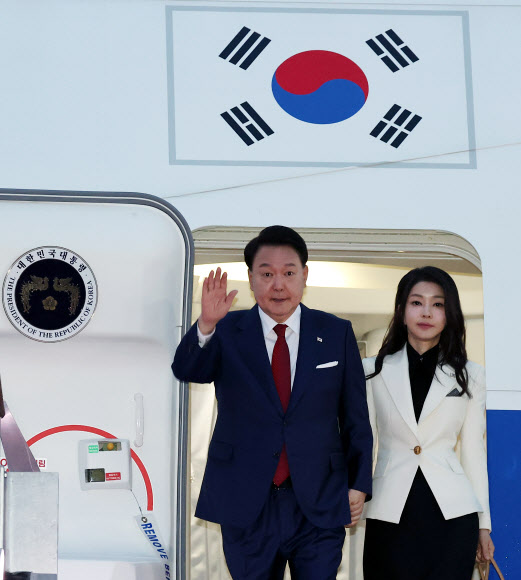 인도네시아 아세안(ASEAN)·인도 주요 20개국(G20) 정상회의 일정을 마친 윤석열 대통령과 부인 김건희 여사가 11일 오전 성남 서울공항을 통해 귀국, 전용기인 공군 1호기에서 내리며 영접객들에게 손을 들어 인사하고 있다. 2023.9.11 연합뉴스