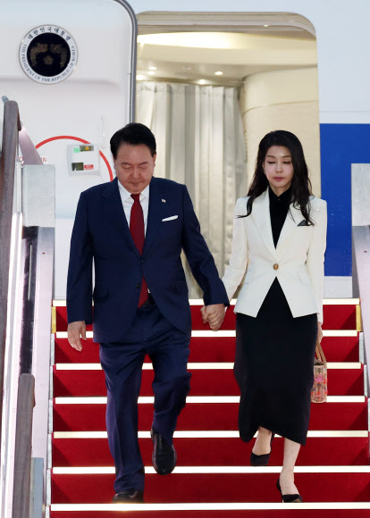 인도네시아 아세안(ASEAN)·인도 주요 20개국(G20) 정상회의 일정을 마친 윤석열 대통령과 부인 김건희 여사가 11일 오전 성남 서울공항을 통해 귀국, 전용기인 공군 1호기에서 내리고 있다. 2023.9.11 연합뉴스