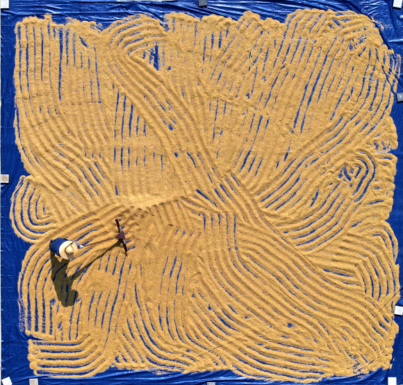 계절이 완연한 가을로 접어든 11일 강원 춘천시 강원특별자치도농업기술원에서 관계자들이 수확한 볍씨를 볕에 말리고 있다. 2023.9.11 연합뉴스