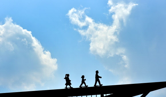 청명한 초가을 날씨를 보인 11일 대구 중구 신천교에서 바라본 파란 하늘이 뭉게구름과 조화를 이루고 있다. 2023.09.11. 뉴시스