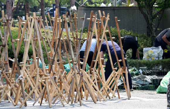 11일 오후 대전시 서구 둔산동 대전시교육청 주차장에서 시교육청 관계자들이 ‘서이초 교사’ 추모 근조화환을 철거하고 있다. 2023.9.11 연합뉴스