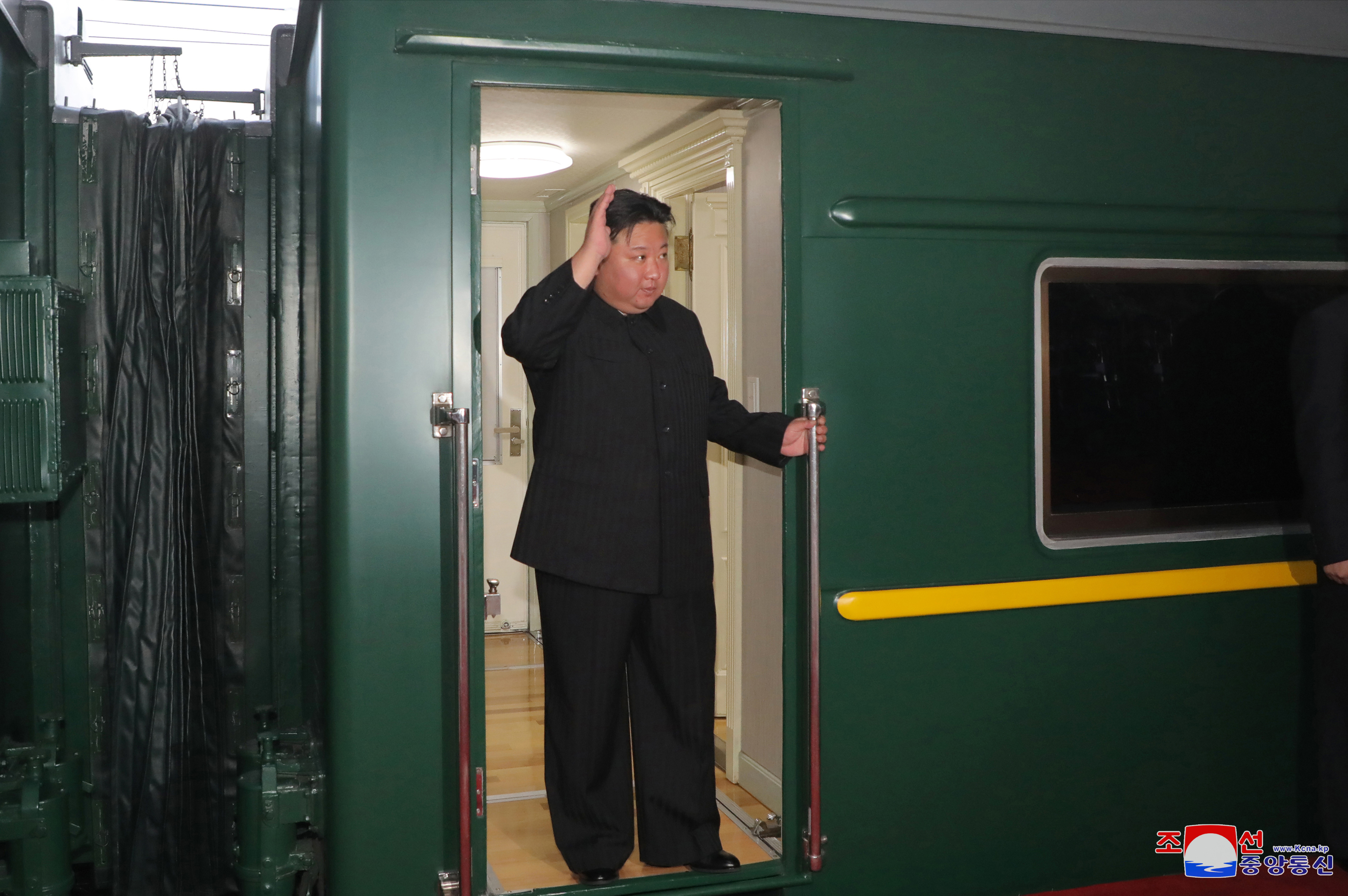 김정은 국방위원장이 러시아연방을 방문하기위해 9월 10일 오후 전용열차로 평양을 출발했다고 조선중앙통신이 12일 보도했다.