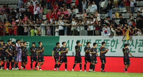 지난 9일 경남 창원축구센터에서 열린 2024 아시아축구연맹(AFC) 23세 이하(U23) 아시안컵 예선 B조 2차전 대한민국과 키르기스스탄 경기 종료 후 1대 0으로 승리한 한국 선수단이 축구 팬에게 인사하고 있다. 2023.9.9 창원 연합뉴스