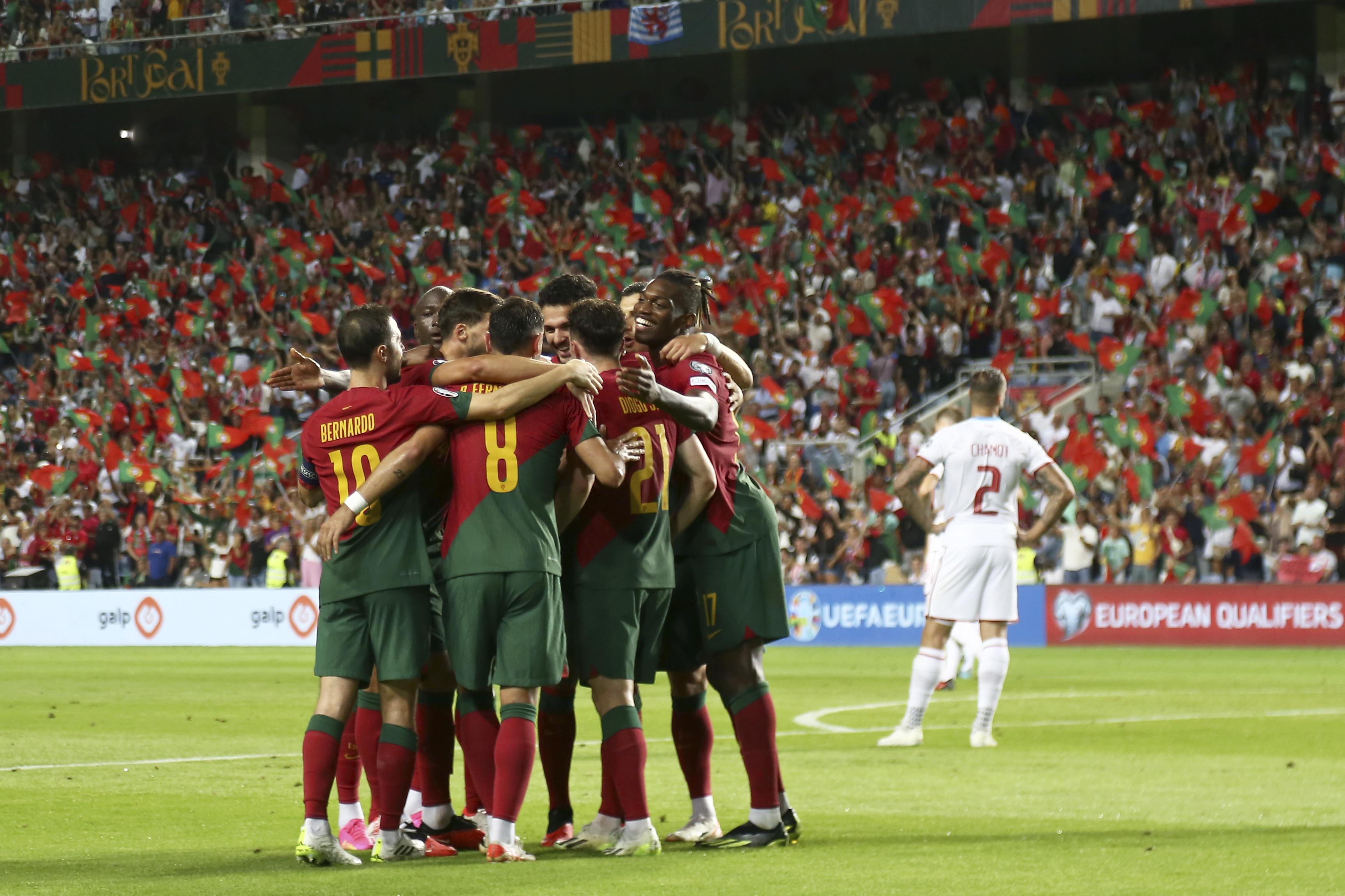포르투갈 선수들이 이날 경기의 다섯번째 골을 넣은 디오구 조타를 축하하며 기뻐하고 있다.