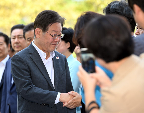 이재명 더불어민주당 대표가 ‘쌍방울 그룹 대북 송금’ 의혹 관련 피의자 신분으로 조사를 받기 위해 12일 오후 경기도 수원시 영통구 수원지방검찰청으로 출석하며 의원들과 인사하고 있다. 2023.9.12 연합뉴스