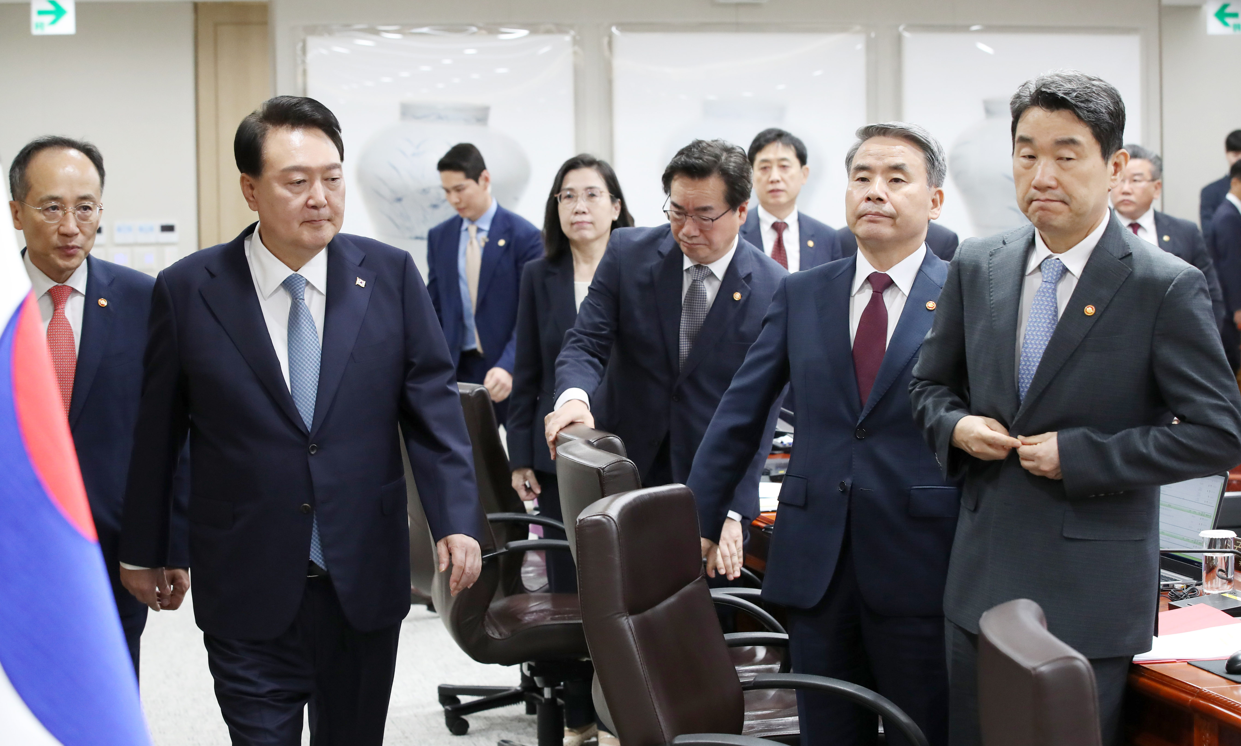 윤석열 대통령이 12일 용산 대통령실에서 열린 국무회의에 입장하고 있다. 윤 대통령은 모두발언에서 “한국은 의장국으로서 한중일 정상회의 개최를 적극 추진해 나갈 것”이라고 밝혔다. 뉴시스