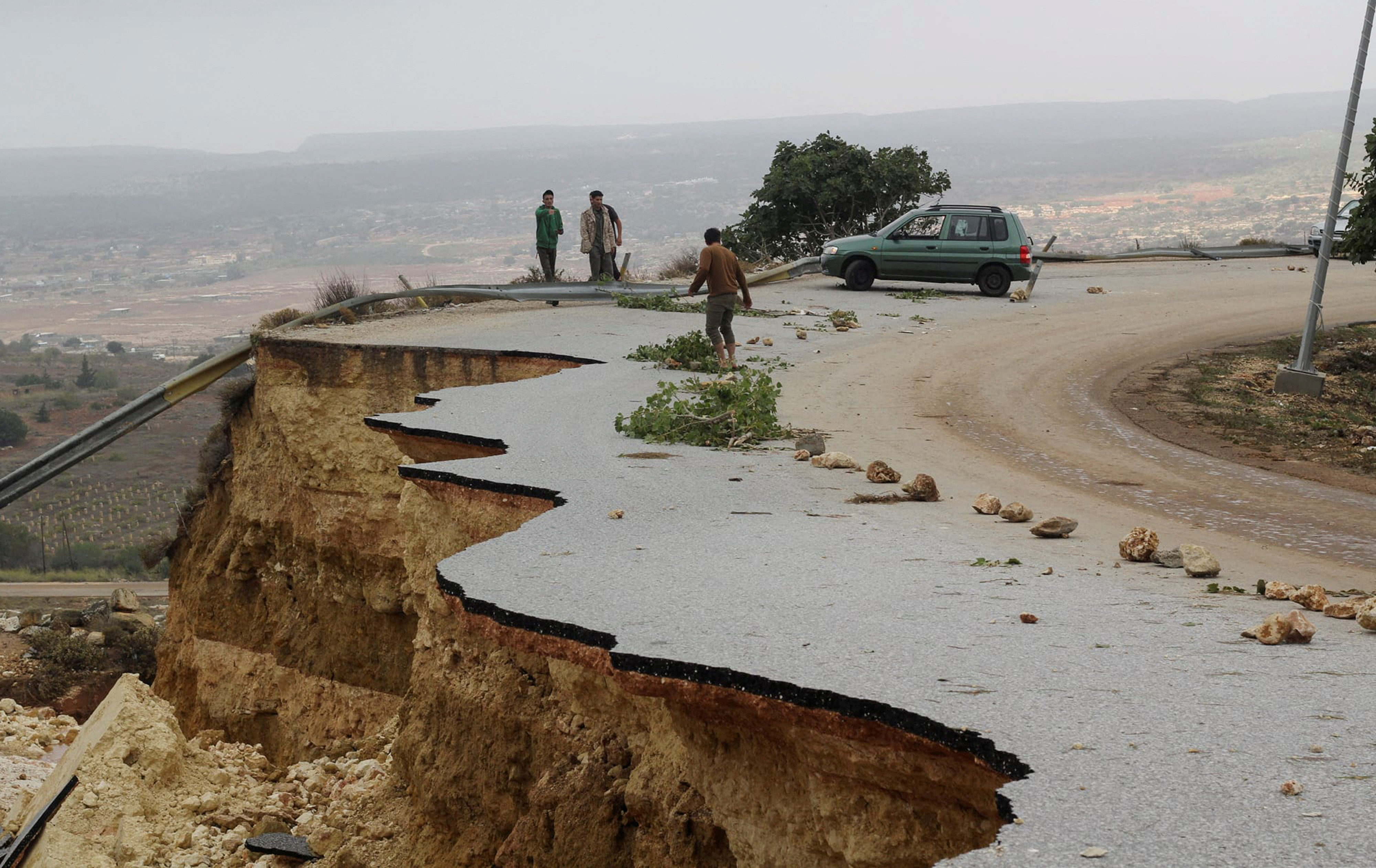 지난해 9월 강력한 폭우가 리비아 샤하트시를 강타하면서 도로가 붕괴한 모습. 로이터 연합뉴스