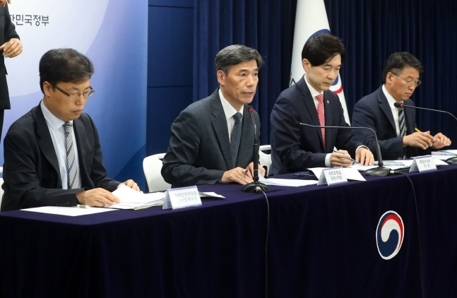 박구연(왼쪽 둘째) 국무조정실 국무1차장이 11일 오전 서울 종로구 정부서울청사에서 후쿠시마 오염수 방류에 관한 브리핑을 하고 있다. 뉴시스