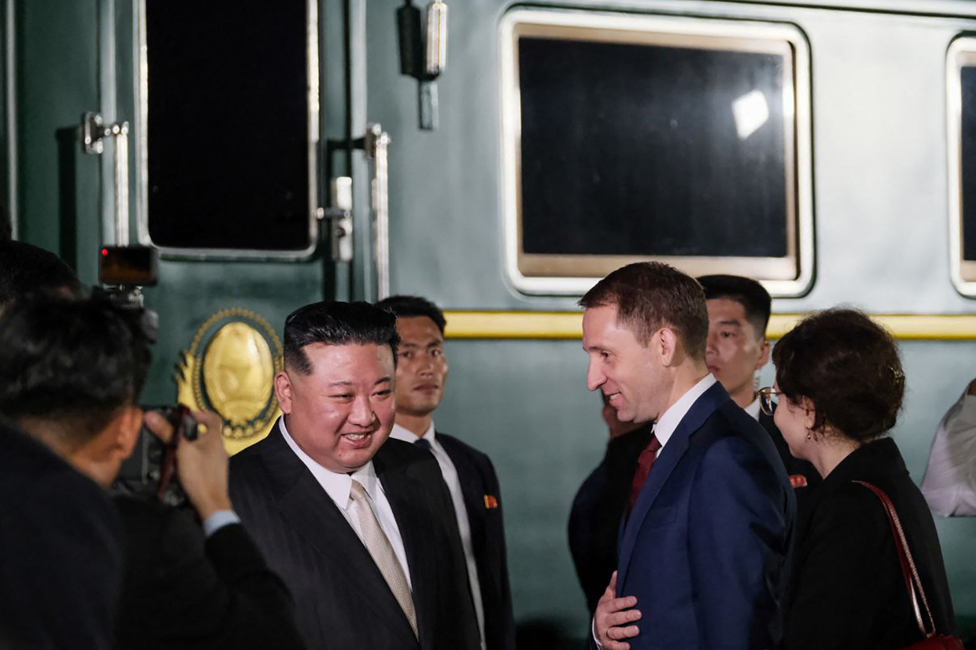 러시아 하산역에 도착한 김정은 위원장이 마중 나온 러시아 알렉산드로 코즐로프 장관의 환영 인사를 받고 있다. AFP=연합뉴스