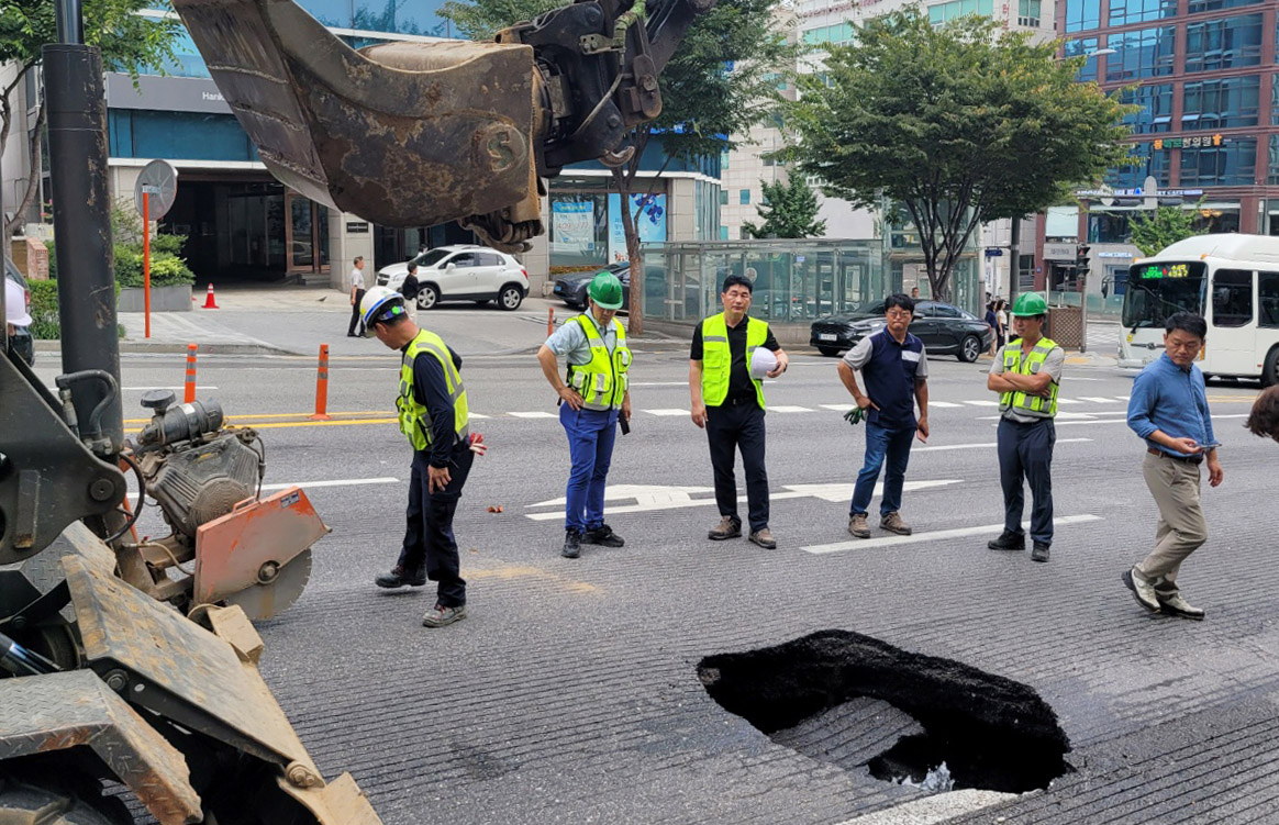 강남 한복판에 ‘포트홀’