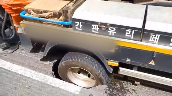 12일 오전 땅 꺼짐 사고가 발생한 서울 강남구 봉은사로 사고 현장에서 길을 지나던 사다리차량 뒷바퀴가 포트홀에 빠져 있다.  이날 오전 10시 45분께 지하철 9호선 언주역 8번 출구 앞 봉은사로에 지름 1ｍ, 깊이 1.5ｍ가량의 땅 꺼짐 현상이 발생해 교보타워사거리부터 차병원사거리 방향 4개 차로가 전면 통제되고 있다. 2023.9.12. 연합뉴스
