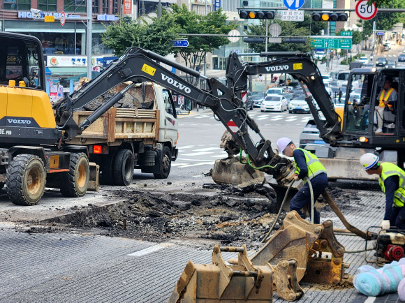 12일 땅 꺼짐 현상이 발생한 서울 강남구 봉은사로에서 관계자들이 복구공사를 진행하고 있다. 이날 오전 10시 45분께 지하철 9호선 언주역 8번 출구 앞 봉은사로에 지름 1ｍ, 깊이 1.5ｍ가량의 땅 꺼짐 현상이 발생해 교보타워사거리부터 차병원사거리 방향 4개 차로가 전면 통제되고 있다. 2023.9.12 연합뉴스