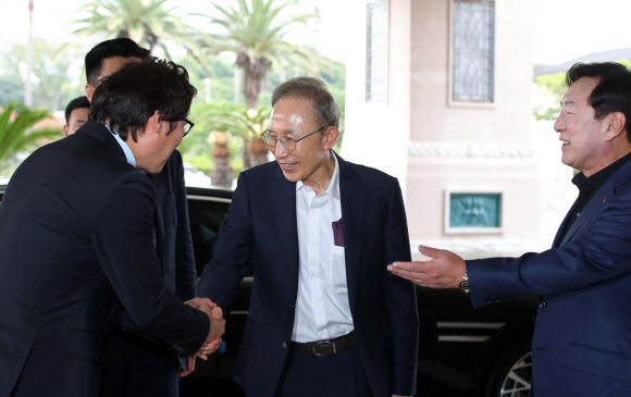 이명박 전 대통령이 12일 오후 2023 중소기업 리더스포럼이 열리는 제주 서귀포시 롯데호텔에 도착해 김기문 중소기업중앙회장 등과 인사하고 있다. 2023.9.12 연합뉴스