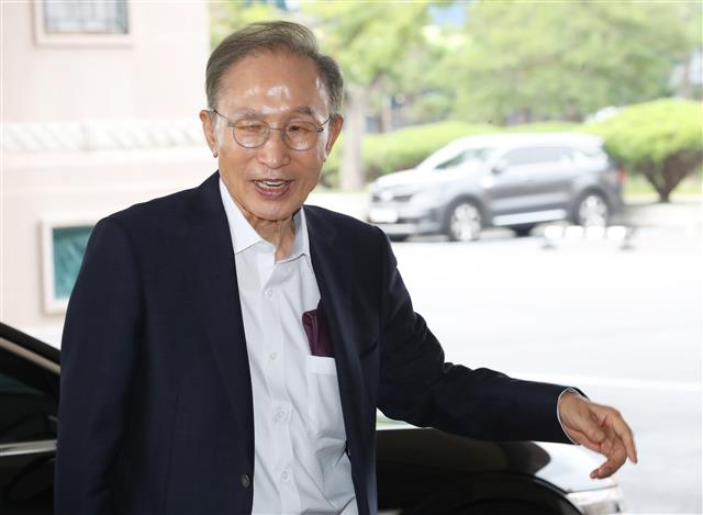 이명박 전 대통령이 12일 ‘2023 중소기업 리더스포럼’이 열리는 제주 서귀포시 제주 롯데호텔에 도착해 중소기업중앙회 관계자와 인사를 나누고 있다. 2023.9.12. 뉴스1